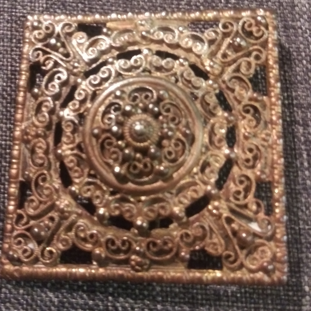Peruvian Art BROOCH. VINTAGE.